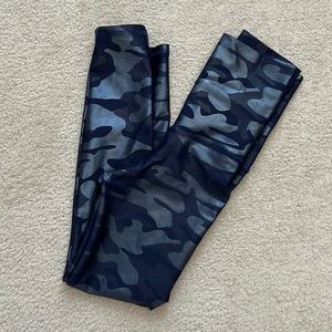 NWOT Navy Camo Foil 7/8 leggings.